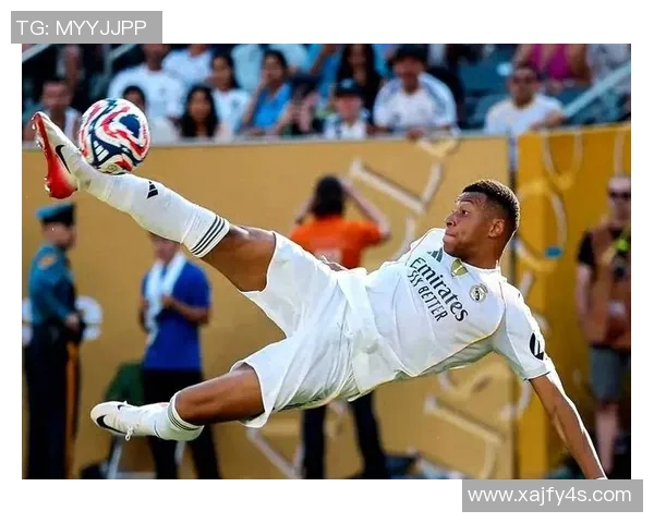 因摸头动作走红的足球明星展现场内外温柔一面引发球迷热议